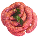 Salsiccia fresca piccante calabrese cruda, disposta a spirale con prezzemolo, ideale per griglia, padella o ricette tradizionali.