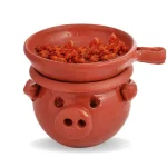 Scalda 'nduja in terracotta artigianale a forma di maialino, con ‘nduja piccante pronta da sciogliere per bruschette e ricette calabresi.